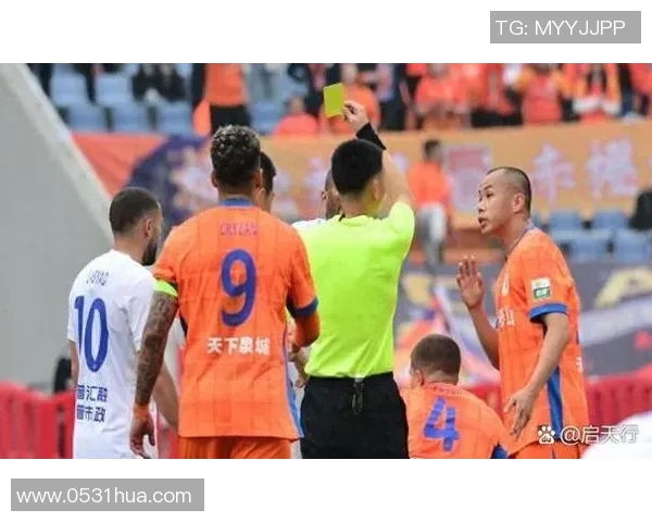 足球明星在赛场上的无奈瞬间与背后的辛酸故事